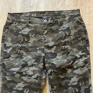 Arizona Camo Skinny Pants Size 13 NWOT camouflage